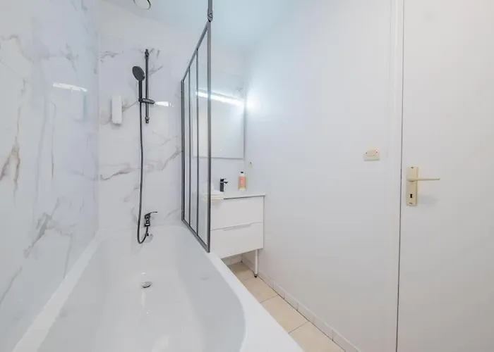 L'ange Au Sourire - Cathedrale - 3 *