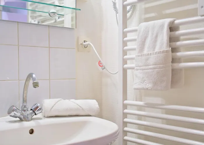 L'ange Au Sourire - Cathedrale - 3 *